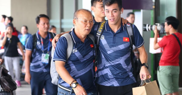 Những người hùng U22 và tuyển nữ Việt Nam rộn ràng về nước