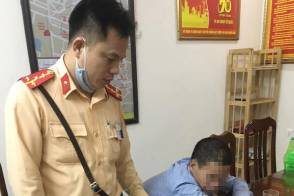 Lực lượng phòng chống dịch giải cứu thành công người đàn ông định nhảy cầu tự vẫn