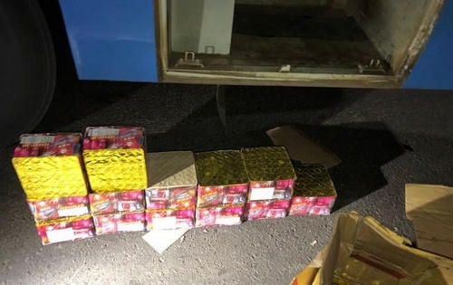 Phát hiện xe khách vận chuyển 24 hộp pháo lậu