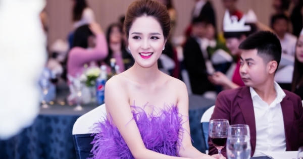 Á hậu Hoàng Anh khoe vai trần nuột nà giữa trời đông Hà Nội