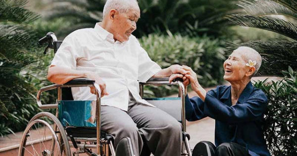 Chuyện tình cảm động sau bộ ảnh kỷ niệm 65 năm ngày cưới bên xe lăn Chuyện tình cảm động sau bộ ảnh kỷ niệm 65 năm ngày cưới bên xe lăn