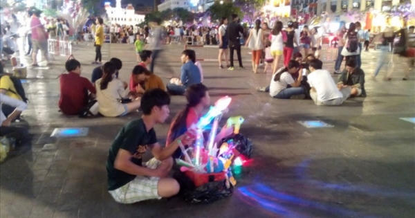 Ông Đoàn Ngọc Hải muốn dẹp bán hàng rong và chó thả rông ở phố đi bộ Nguyễn Huệ