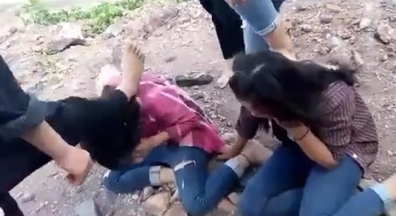 Công an vào cuộc điều tra clip hai nữ sinh THCS bị đánh đập dã man