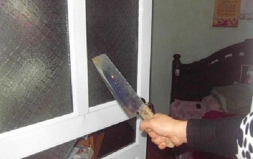 Quảng Ninh: Cầm dao chém 4 người bị thương rồi nhảy lầu tự sát