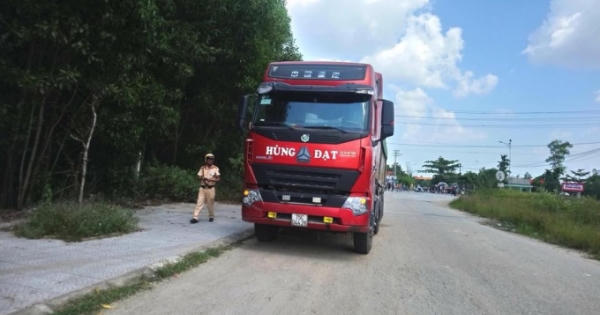 Thừa Thiên Huế: Xe máy va chạm xe tải "Hùng Đạt", 2 người nguy kịch