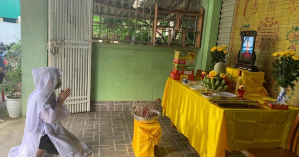 Nữ nhân viên y tế lập bàn thờ, chịu tang mẹ từ tâm dịch Nữ nhân viên y tế lập bàn thờ, chịu tang mẹ từ tâm dịch