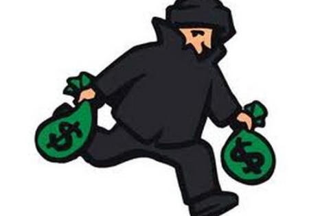 “Tiện tay" lấy giày hiệu, hai công nhân trả giá đắt