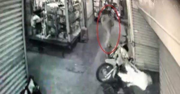 Clip: Va chạm xe máy, nam thanh niên bị đâm hàng chục nhát dao