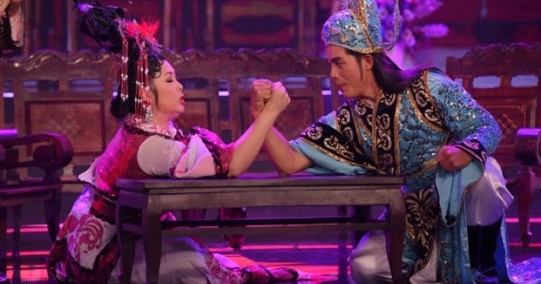 Thi đấu vật tay, Hồng Vân khiến 2 đấng nam nhi "toát mồ hôi hột" Thi đấu vật tay, Hồng Vân khiến 2 đấng nam nhi "toát mồ hôi hột"