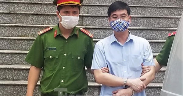 2 cựu trưởng phòng ở Hòa Bình bật khóc kêu oan, khẳng định ‘không nâng điểm'