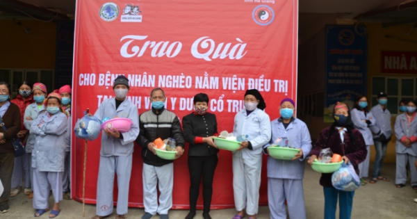 Trao quà từ thiện cho 90 bệnh nhân nghèo tại Bệnh viện y dược cổ truyền Hà Giang