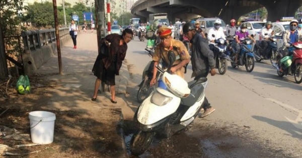 Đội CSGT số 14 cứu giúp người phụ nữ bị cháy xe trên đường