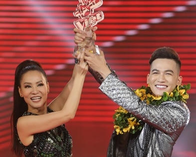 Sau 5 năm, Thu Minh trở lại đưa Ali Hoàng Dương thành quán quân Giọng hát Việt 2017