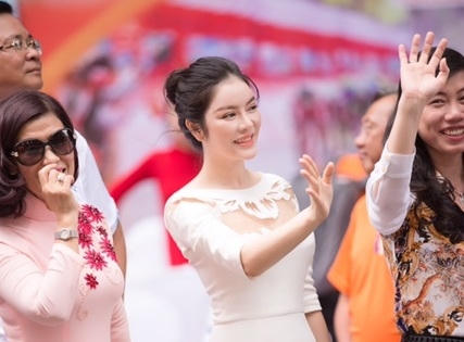 Lý Nhã Kỳ rạng rỡ trao giải đua xe đạp Cúp truyền hình TP HCM