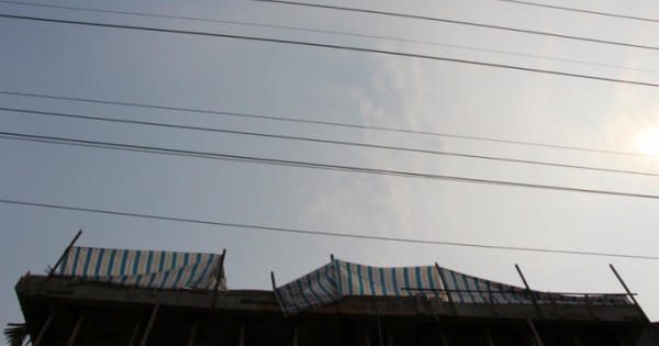 Làm việc gần đường dây điện, một thợ hàn bị điện giật tử vong