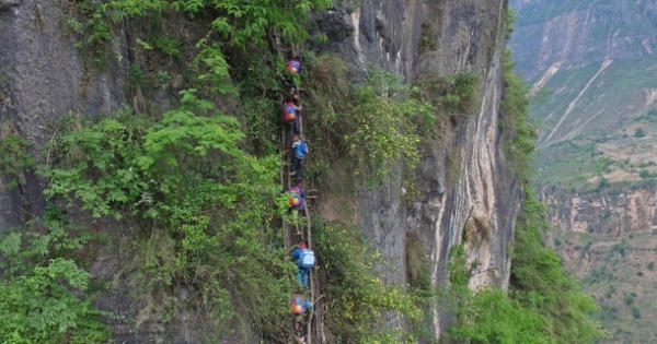 Cảnh khó tin ở ngôi làng cheo leo trên vách núi, leo hơn 2500 bậc mới tới
