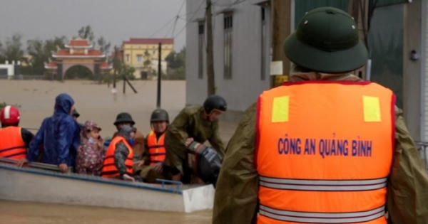 Quảng Bình: Công an “xẻ” nước lũ, đưa nhiều sản phụ đến bệnh viện an toàn