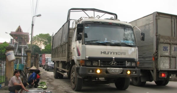 Cầu Tân Nhuệ "còng lưng" vì xe tải: Cơ quan chức năng thừa nhận có xe quá tải lưu thông