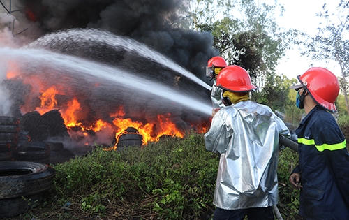 Quảng Ngãi: Bãi thu mua phế liệu phát hỏa, hàng trăm người tham gia chữa cháy