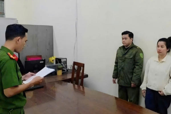 Phá nhanh đường dây buôn lậu hơn 90.000 tôm hùm xanh giống qua sân bay Đà Nẵng Phá nhanh đường dây buôn lậu hơn 90.000 tôm hùm xanh giống qua sân bay Đà Nẵng