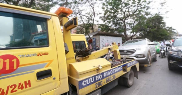 Hà Nội: Hy hữu dừng đèn đỏ, tài xế ngủ quên trong ô tô nửa giờ đồng hồ