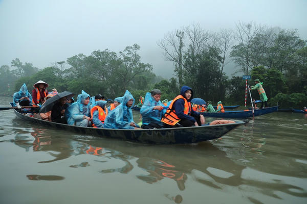 Hàng vạn du khách đội mưa trẩy hội Chùa Hương đầu xuân Bính Ngọ