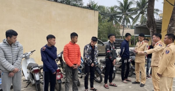 Công an TP Sầm Sơn triệu tập nhóm thanh niên đi xe máy đánh võng, bốc đầu