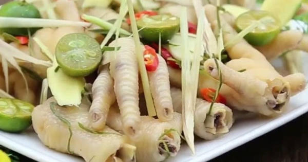 Chết khiếp với nguyên liệu làm chân gà sả ớt siêu bẩn