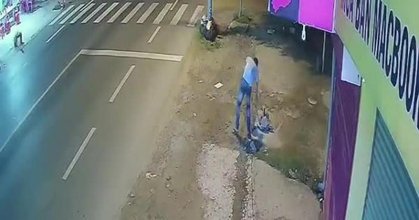 Video: Nam thanh "làm bẫy" nguy hiểm trên đường khiến người tham gia giao thông gặp nạn