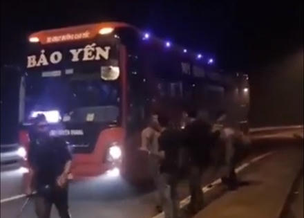 Vụ “xin tiền” trên cao tốc: Tài xế ứng phó thế nào khi bị cướp chặn đường?