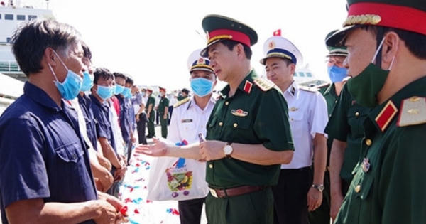 Bộ Tư lệnh Vùng 2 Hải quân cứu hộ thành công 30 ngư dân gặp nạn trên biển