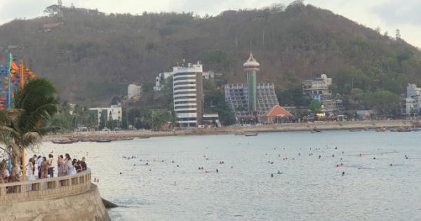 Đông nghẹt người tắm biển Vũng Tàu bất chấp dịch Covid-19 Đông nghẹt người tắm biển Vũng Tàu bất chấp dịch Covid-19