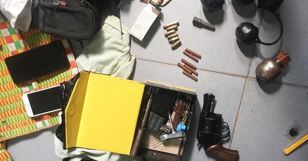 Bắt 2 đối tượng tàng trữ ma túy cùng nhiều hung khí