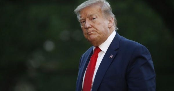 Facebook của ông Trump vẫn bị khóa
