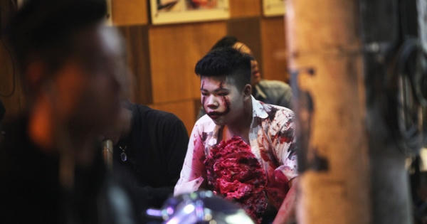 Du khách, giới trẻ hoá trang ma quỷ trong đêm Halloween trên phố Hà Nội