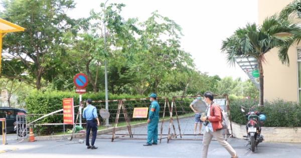 Người dân tranh thủ tiếp tế lương thực vào chung cư Sunview town - nơi bị phong tỏa do có ca dương tính lần 1 COVID-19 Người dân tranh thủ tiếp tế lương thực vào chung cư Sunview town - nơi bị phong tỏa do có ca dương tính lần 1 COVID-19