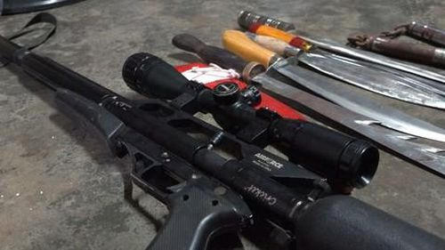 Phát hiện súng tự chế và nhiều hung khí khi khống chế đối tượng "ngáo" đá