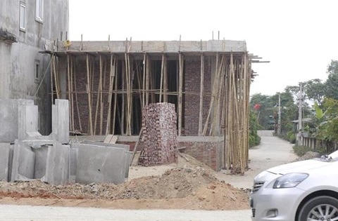 Nhà 3 tầng của Bí thư xã bị "tuýt còi" vì vi phạm hành lang an toàn giao thông