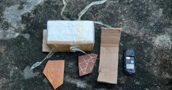 Bắt đối tượng ở Hà Tĩnh lừa bán điện thoại Iphone nhưng chuyển hàng cục gạch