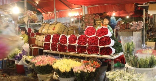 Nửa đêm, dân Thủ đô tấp nập đội mưa, kéo nhau đi mua hoa dịp 20/10