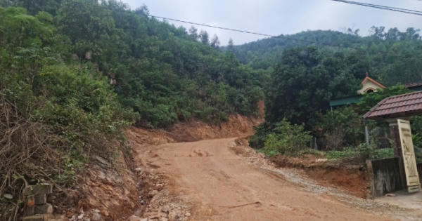 Nhóm người mở đường bên cạnh nhà người dân để lên núi khai thác đất trái phép Nhóm người mở đường bên cạnh nhà người dân để lên núi khai thác đất trái phép