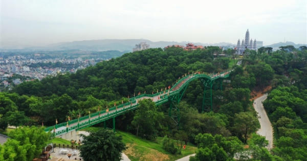 Núi Ba Đèo Quảng Ninh - Một điểm đến, hai trải nghiệm văn hóa phương Đông Núi Ba Đèo Quảng Ninh - Một điểm đến, hai trải nghiệm văn hóa phương Đông