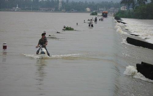 Clip: Thót tim nhìn hàng chục giáo viên vùng cao vượt lũ đến trường