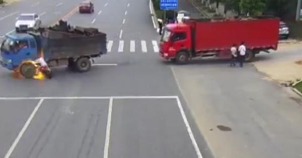 Clip: Xe máy va chạm trực diện với bình xăng xe tải gây cháy kinh hoàng