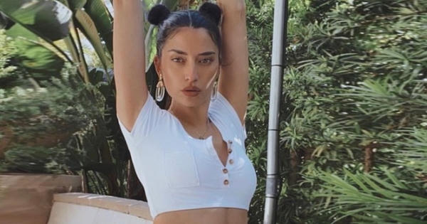 Người đẹp Canada Nicole Williams hở bạo tôn ba vòng 'nảy lửa'