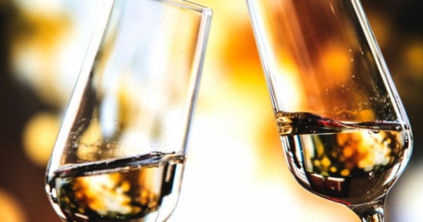 Tin được không khi rượu và cà phê sẽ giúp bạn sống lâu hơn