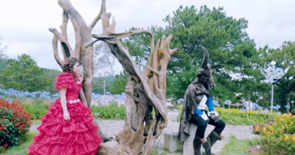 Sốc với trang phục váy kinh điển trong phim ca nhạc "Người đẹp và quái vật"