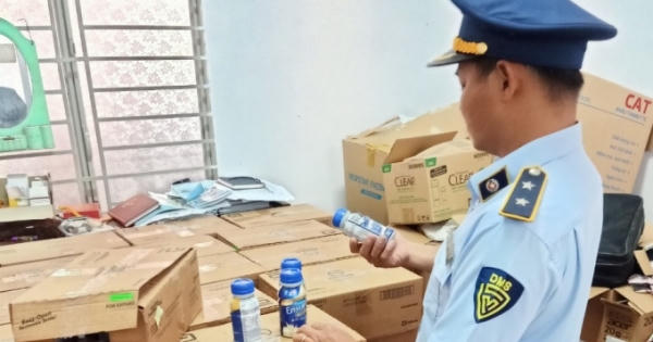 Tạm giữ 100 thùng sữa Ensure Gold nghi nhập lậu