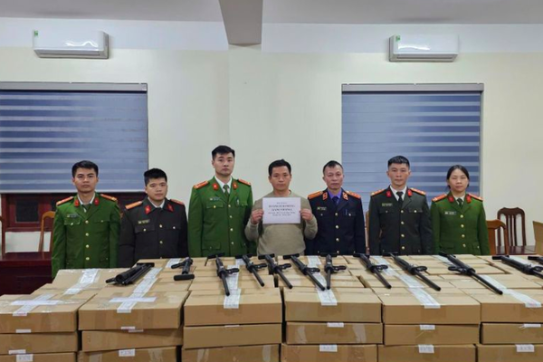 Kiểm tra kho hàng, phát hiện hàng trăm súng quân dụng được nguỵ trang hết sức tinh vi