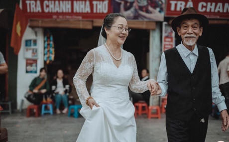 Bộ ảnh đám cưới thời 'Ông bà anh' khiến cộng đồng mạng 'chao đảo'